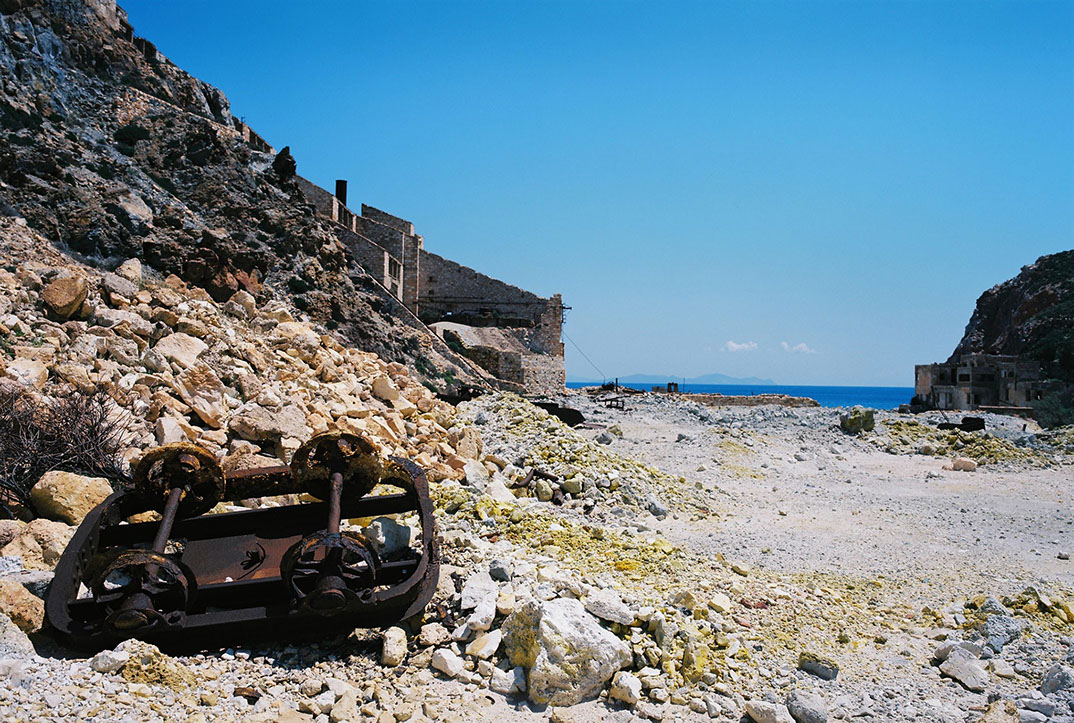 Gros plan d'un vieux chariot rouillé dans les ruines d'une ancienne mine de souffre sur lîle de Milos en Grêce