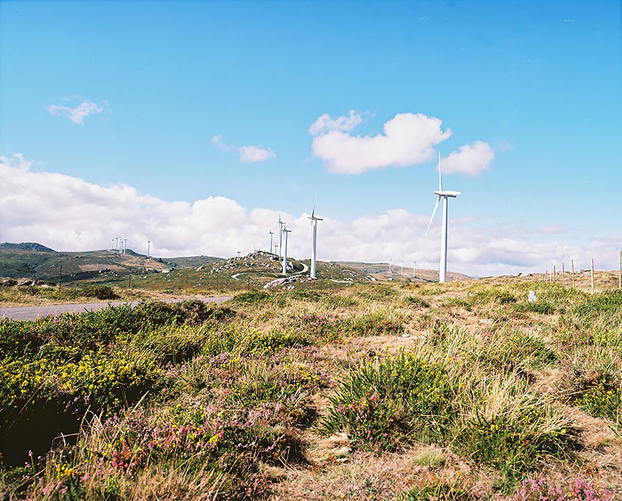 Vue d'éoliennes au sommet de la serra de Suido, en Galice