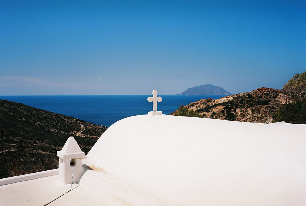 Vue de la mer Egée depuis un toit du monastère d'Agios Ioannes sur lîle de Milos en Grêce