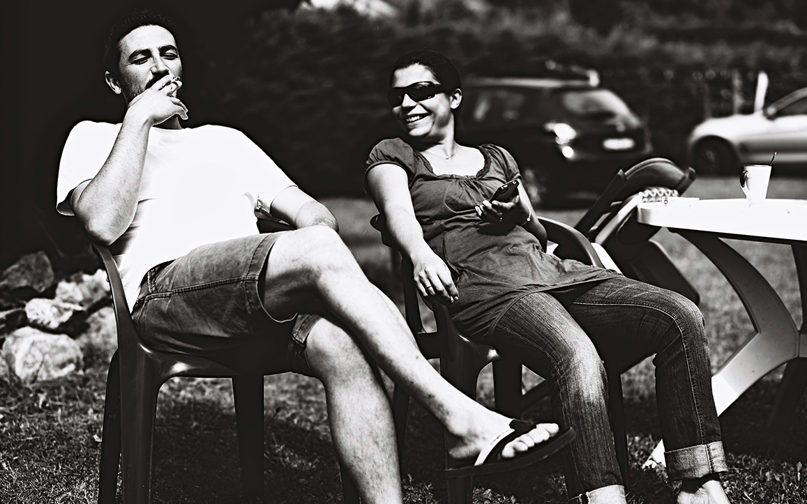 Portraits d'un couple d'amis se détendant en Ardèche