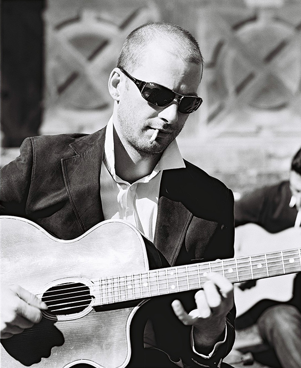 Portrait de Christophe, guitariste du groupe Swing Traffic