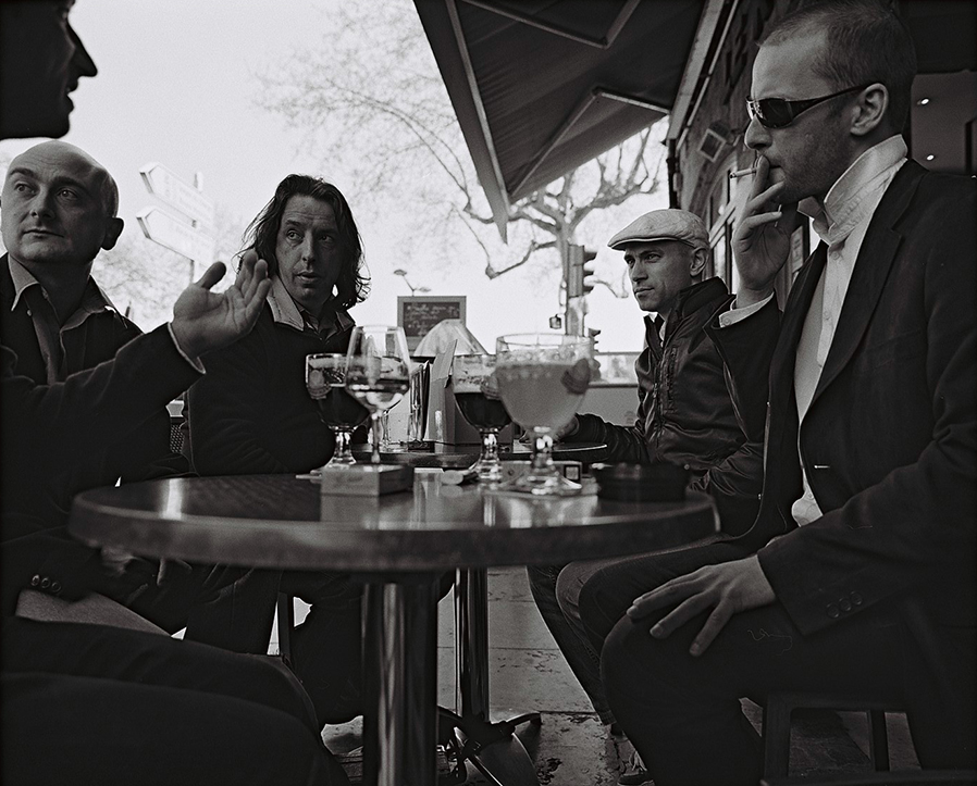 Portrait du groupe Swing Traffic autour d'un verre après un concert matinal dans Lyon