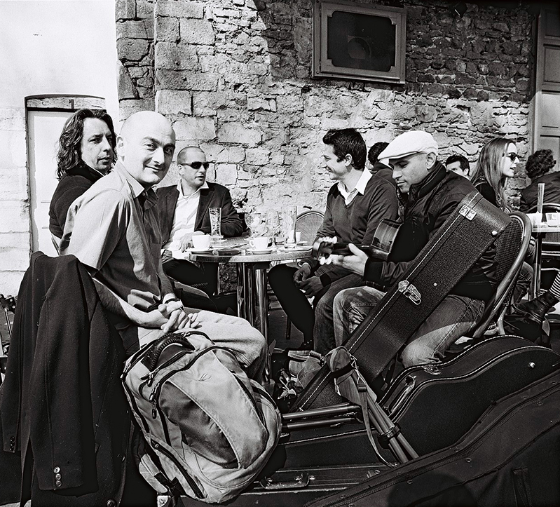Portrait du groupe Swing Traffic autour d'un verre avant un concert matinal à Lyon