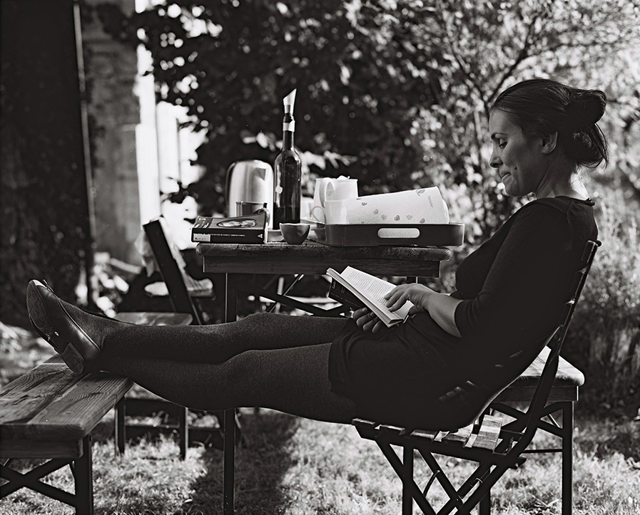 Portrait de ma copine lisant un roman chez des amis en Haute Savoie