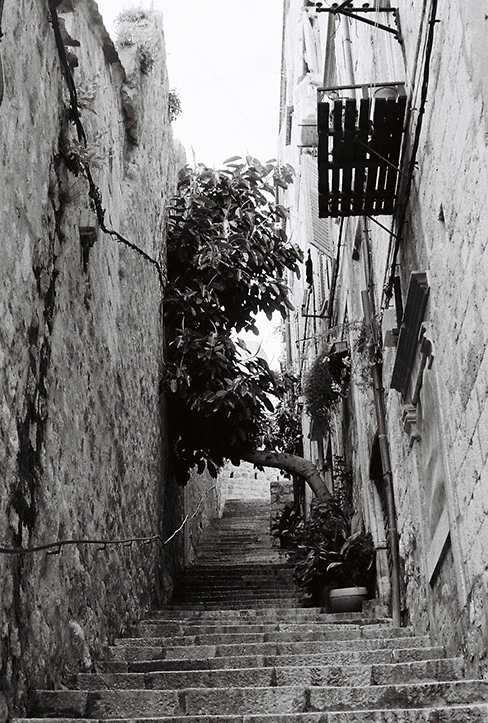 Vue d'une porte condamnée sur une église orthodoxe sur l'ïle de Milos en Grêce