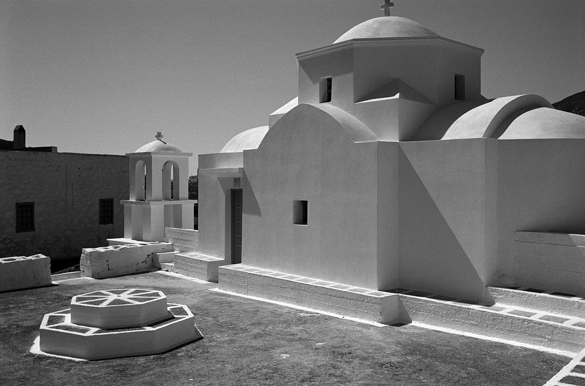 Vue d'une porte condamnée sur une église orthodoxe sur l'ïle de Milos en Grêce