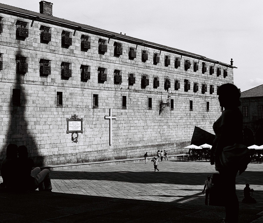 Vue de la Praza da Quintana à Santiago de Compostela, avec un jeu d'ombres