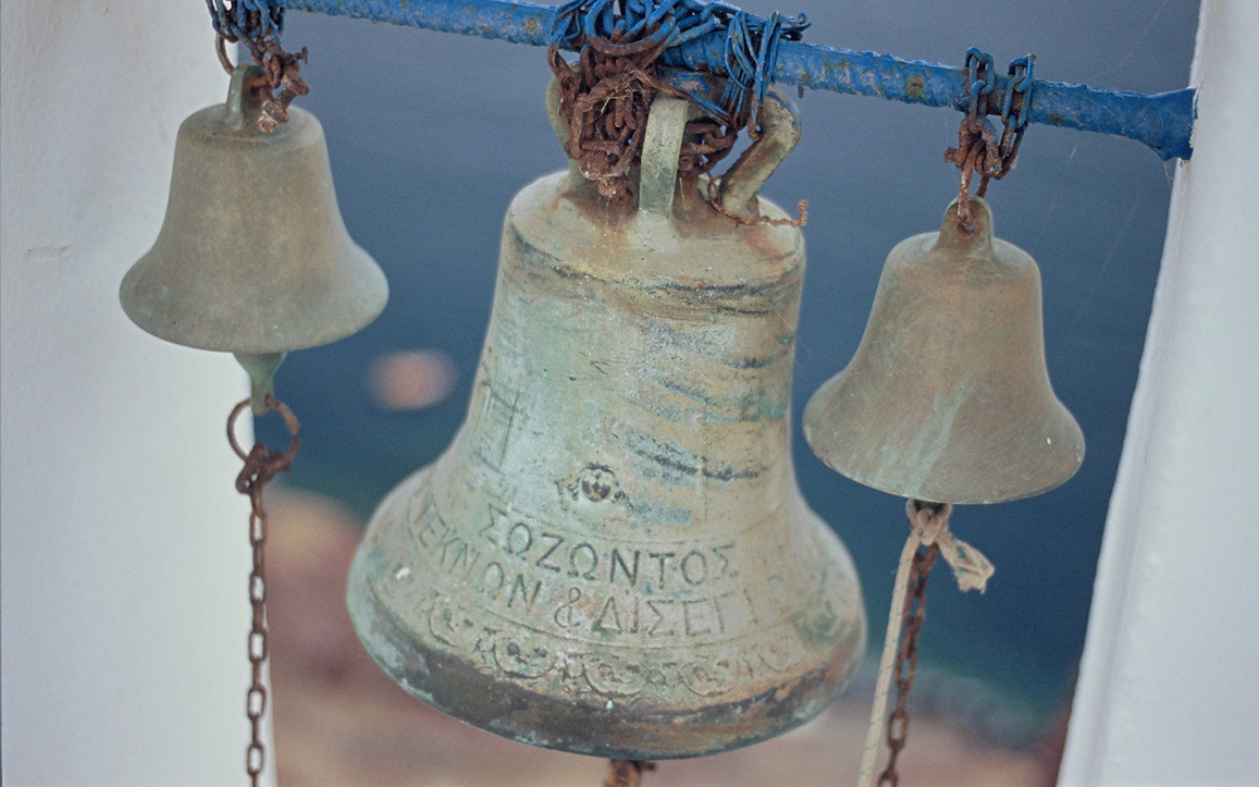 Gros plan de cloches d'une petite chapelle d'Oia sur l'ïle de Santorin en Grêce