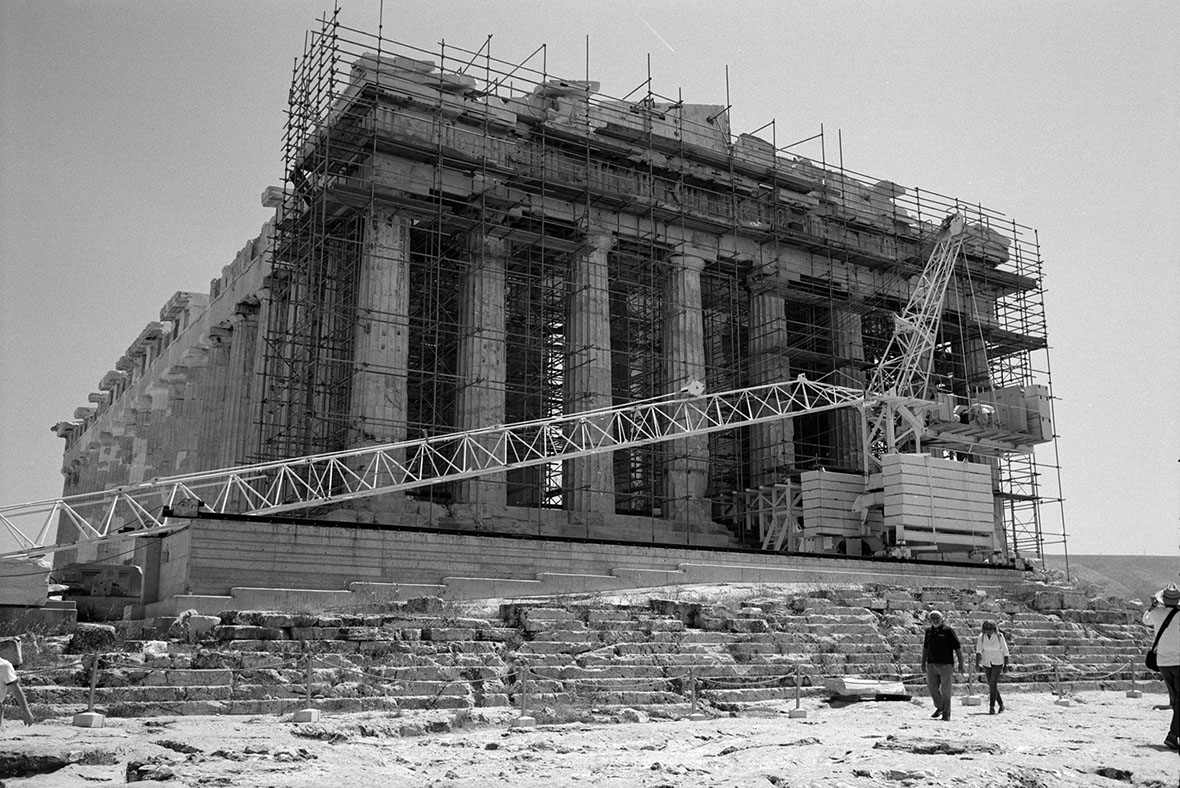 Vue d'une porte condamnée sur une église orthodoxe sur l'ïle de Milos en Grêce